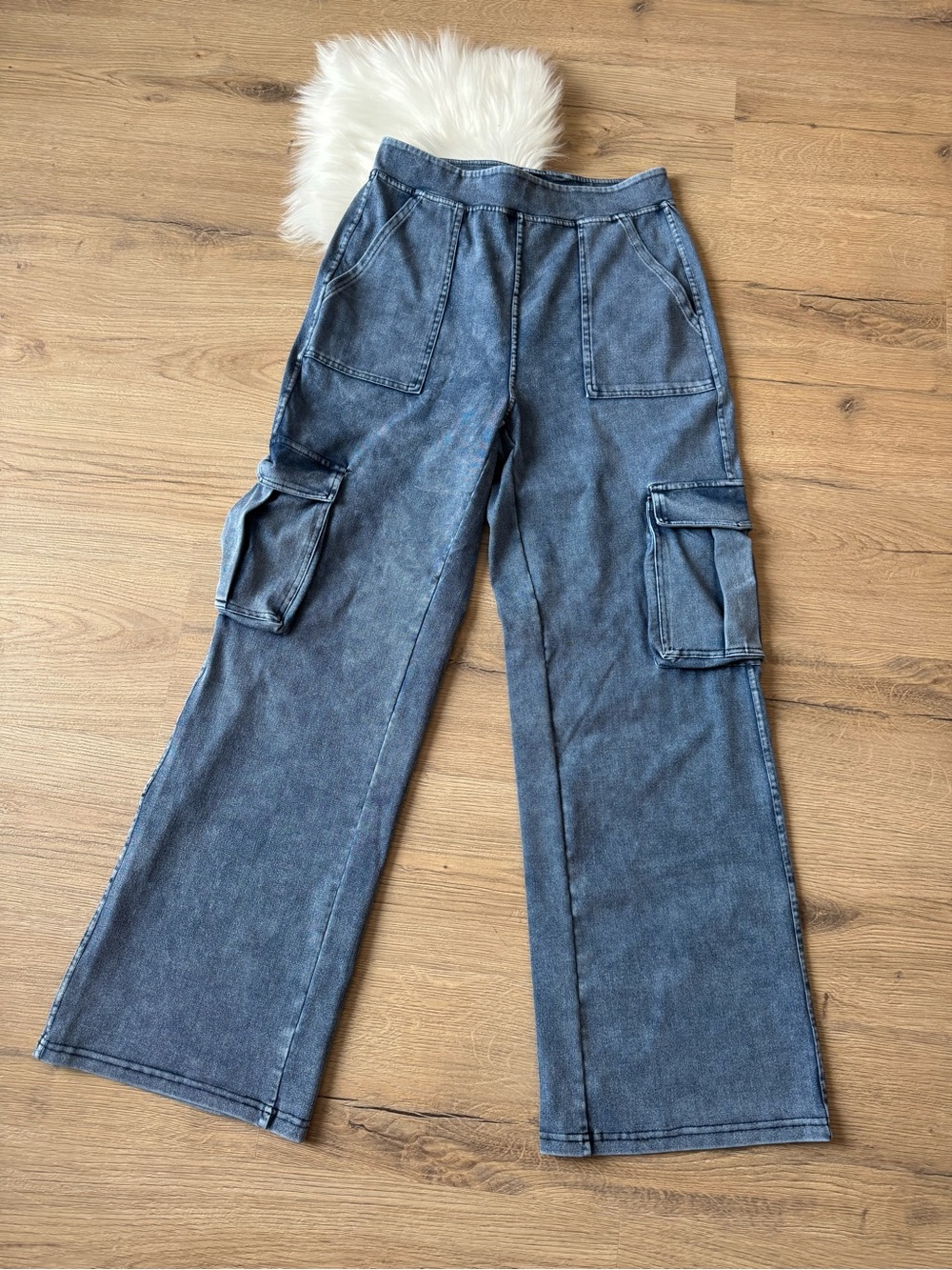 Wide-Leg Cargo Pants in Washed Blue